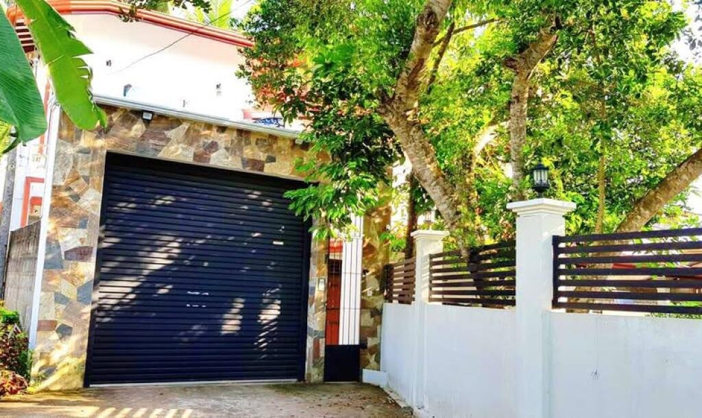 Super three storey house with 30 perches for sale, Gampaha Delgoda, Udupila-1
