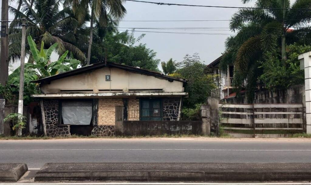Colombo-Migamu main road, Dadugama-Ja Ela, 15 perches land suitable for a business.-1