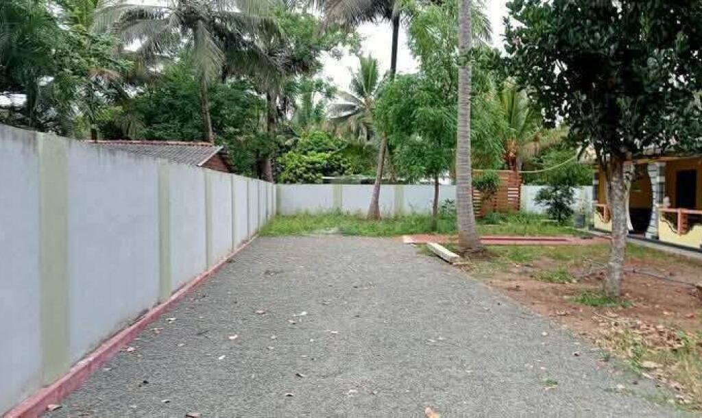 Vavuniya Kumangulam area 4 spreading sturdy house with round wall for sale.-6