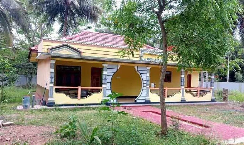 Vavuniya Kumangulam area 4 spreading sturdy house with round wall for sale.-1