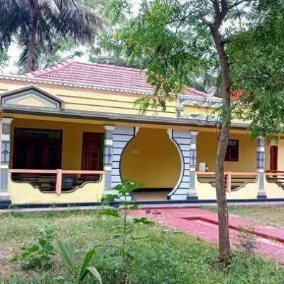 Vavuniya Kumangulam area 4 spreading sturdy house with round wall for sale.-1