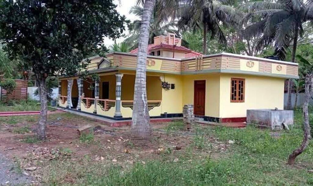 Vavuniya Kumangulam area 4 spreading sturdy house with round wall for sale.-4