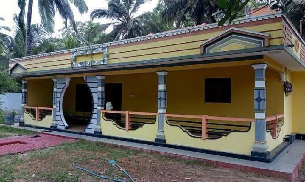 Vavuniya Kumangulam area 4 spreading sturdy house with round wall for sale.-2