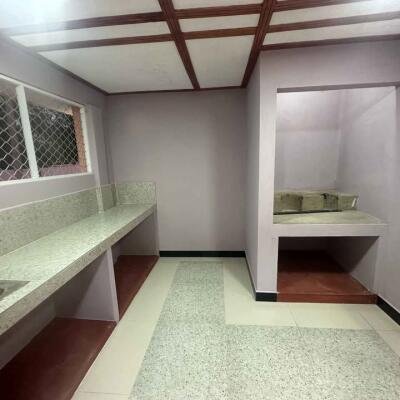 கோண்டாவில் சந்திக்க அருகாமையில் உள்ள 2 பரப்பு காணி வீடு