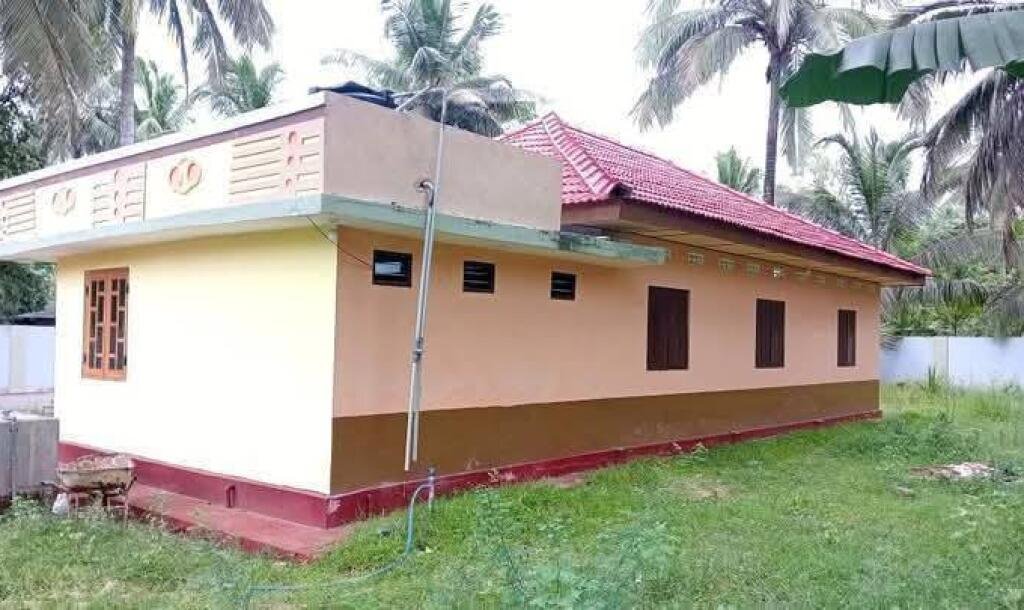 Vavuniya Kumangulam area 4 spreading sturdy house with round wall for sale.-5
