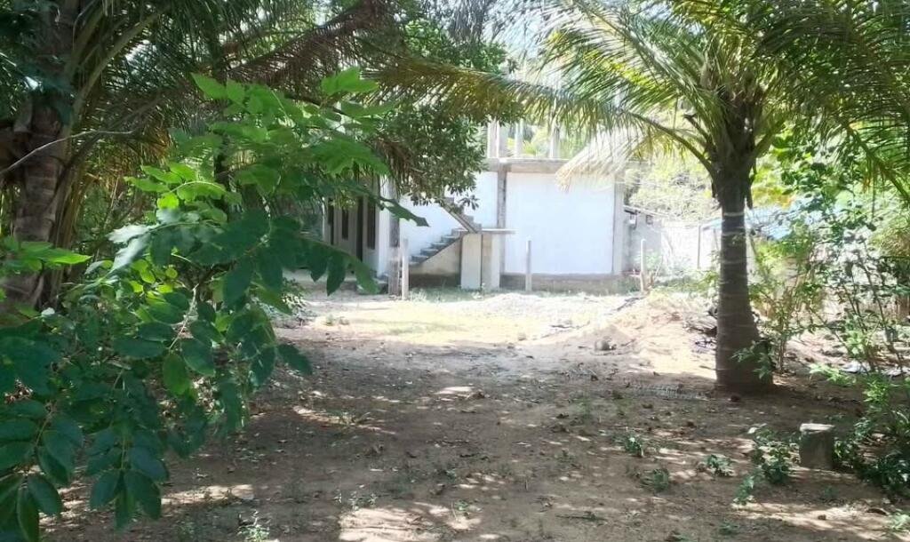 கைதடி - A9 வீதிக்கு அருகாமையில் அமைந்துள்ள, வீட்டுடன் கூடிய காணி விற்பனைக்கு prime location காணி-1