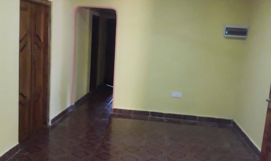 Vavuniya Kumangulam area 4 spreading sturdy house with round wall for sale.-3