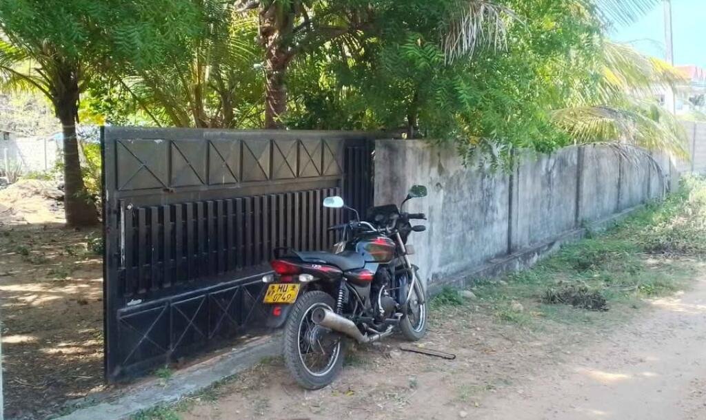 கைதடி - A9 வீதிக்கு அருகாமையில் அமைந்துள்ள, வீட்டுடன் கூடிய காணி விற்பனைக்கு prime location காணி-9