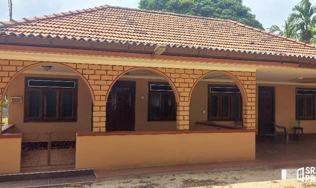 3 bedroom house for sale on 11 acres of land in Meesalai Puthur Junction Vembrai-10